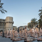 Cientos de voluntarios posan frente a las Torres de Serrano de Valencia para el fotógrafo estadounidense Spencer Tunick.-MIGUEL LORENZO