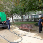 Dos trabajadoras municipales riegan los jardines del Poniente con el agua de un camión cistena.-E. M.