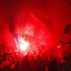 Los aficionados del Barça sacaron bengalas en la grada del estadio Olympique de Lyon.-EFE / GILLAUME HORCAJUELO