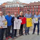 Organizadores y autoridades, con la camiseta y el cartel de la prueba.-E.M.