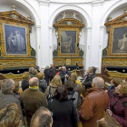 Los visitantes contemplan, ayer, los tres grandes lienzos de Goya en la Iglesia del Monasterio de San Joaquín y Santa Ana-P. REQUEJO