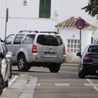 El coche que trasladaba ayer a Silva Sande, llegando ayer al Instituto de Medicina Legal de Zaragoza.-Foto: ÁNGEL DE CASTRO