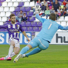 El delantero blanquivioleta Rodri marca el segundo gol de su equipo ante el portero mirandesista Raúl Fernández.-J. M. Lostau