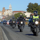 Un grupo de aficionados al motociclismo se dirige al área de acampada de Valdegalindo en la edición anterior de Motauros, en Tordesillas.-J.M. LOSTAU