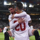 Escudero se abraza a Vitolo después del gol de éste al Dinamo de Zagreb.-ICAL