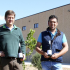 Los hermanos Roberto y Luis Descalzo Matos posan con su vino ante la bodega.-M.T.