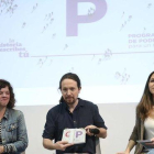 El secretario general de Podemos, Pablo Iglesias, y las diputadas moradas Ione Belarra y Sofía Castañón-DAVID CASTRO