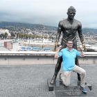 Un fan de CR7 se hace una foto junto a su estatua en Funchal, capital de Madeira.-FERRAN IMEDIO