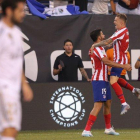 Los jugadores del Atlético Trippier y Costa celebran uno de los goles ante el Madrid.-