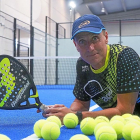 José Tomé (arriba en sus orígenes en el tenis) posa con su pala, rodeado de pelotas en las instalaciones de PadelArena.-MIGUELÁNGELSANTOS