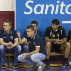 Nacho González da instrucciones a sus jugadores en un momento del partido-M. A. SANTOS / PHOTOGENIC