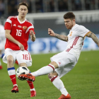 El jugador de la selección rusa Anton Miranchuk (i) disputa un balón frente al jugador español Alberto Moreno (d) hoy, martes 14 de noviembre de 2017, durante un partido amistoso internacional entre las selecciones de Rusia y España-EFE