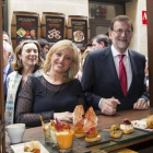 El presidente del Gobierno en funciones, Mariano Rajoy, con una simpatizante, en una visita a Logroño.-EFE / RAQUEL MANZANARES