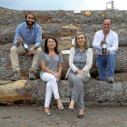 Tomás Postigo (derecha) y su hijo Gabriel, con las investigadoras Maribrí Fernández y Estrella Cadahía, sobre una pila de troncos de roble rebollo.-ARGI