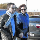 Ortega Cano, de la mano de su futura esposa, Ana María Aldón, a la llegada a la cárcel de Zuera tras su primer permiso.-Foto:   EFE / JAVIER BELVER