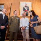 Ramiro Ruiz Medrano, Manuel Gorjón, Enrique Reche y Ana Redondo junto al retrato de Felipe VI.-P. REQUEJO/PHOTOGENIC