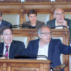 Jesús Enríquez y Martínez Bermejo, abajo, y Alfredo Blanco, Mayte Martínez y Jesús Julio Carnero, arriba, durante el último pleno del Ayuntamiento.-J.M.LOSTAU