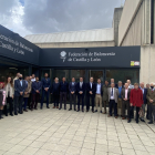 Foto de familia de la visita de Jorge Garbajosa a las dependencias de la Federación de Baloncesto de Castilla y León. /  P. REQUEJO