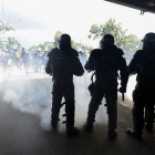 Desde las primeras horas de la mañana manifestantes violentos bloquearon las principales estaciones de transporte público en el sur de la capital colombiana.-AFP