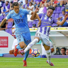 Olivas intenta arrebatar el balón a su nuevo compañero Jose, durante el último Real Valladolid-Girona.-J.M. LOSTAU