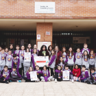 Alumnos de sexto del Colegio Mª Teresa Íñigo de Toro entregan la recaudación de su mercado navideño a Autismo Valladolid- ICAL