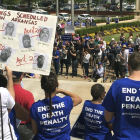 Varios activistas protestan este viernes frente al Capitolio de Little Rock contra las ejecuciones masivas que el estado de Arkansas quiere llevar a cabo.-KELLY P. KISSEL