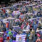 Aficionados del Real Valladolid en el estadio Zorrilla en un partido de la pasada temporada.-J. M. LOSTAU
