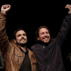 Iglesias y Garzón presentan el acuerdo en la Sala Mirador, en el barrio de Lavapiés (Madrid).-JOSÉ LUIS ROCA