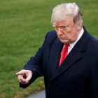 El presidente de EE UU   Donald Trump  responde  a preguntas de los periodistas  en la Casa Blanca  en Washington  antes de viajar a Mississippi  donde va a participar en una mesa redonda sobre el programa First Step.-EFE / SHAWN THEW