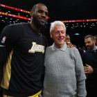 Lebron James, junto al expresidente estadounidense Bill Clinton, este jueves en Nueva York.-MIKE STOBE / GETTY IMAGES/ AFP