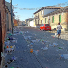 Una de las calles de la localidad con restos de basura del botellón.-EL MUNDO