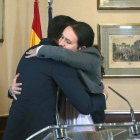 Pedro Sánchez y Pablo Iglesias se abrazan tras la firma de su preacuerdo de coalición, el pasado 12 de noviembre.-DAVID CASTRO