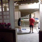 Dos miembros de La Molinera limpian el interior del hotel.-TWITTER