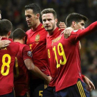 Los jugadores de España felicitan a Gerard Moreno, autor del tercer gol a Rumanía.-JUANJO MARTÍN (EFE)