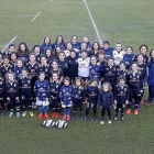 Jugadoras de diferentes categorías y equipos del VRAC y ElSalvador posan unidas sobre el césped de Pepe Rojo.-J.M. LOSTAU