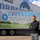 José Cobreros, responsable comercial de Lácteas Cobreros, en la fábrica y ante uno de los camiones que transportan sus productos.-J. L. C.