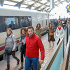 Un grupo de viajeros a su llegada a la estación del Campo Grande. en Valaldolid, procedentes de Madrid.-J.M. LOSTAU