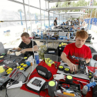 Varios mecánicos ponen a punto sus coches en los paddocks de Terradillos en el Europeo de 2013.-PABLO REQUEJO