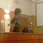 El acusado de homicidio frustrado sobre su ex mujer, ayer, en el juicio.-E. P.