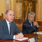 El concejal Antonio Gato y el director de la Fundación Santa María la Real, Juan Carlos Prieto.-E. M.