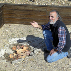 Carlos Sanz Mínguez muestra una recreación de los hallazgos de cerámica vaccea encontradas en tumbas.-J.M. LOSTAU