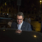 Mas, a la salida, ayer, de la reunión del Palau Robert.-Foto: FERRAN SENDRA