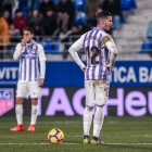 Kiko Olivas y Sergi, cabizbajos tras uno de los goles encajados en Huesca.-PHOTO DEPORTE