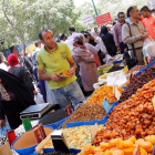 Ciudadanos iranís compran en los negocios del Gran Bazar de Teherán este lunes, horas antes de la entrada en vigor de las nuevas sanciones de EEUU. /-EFE / ABEDIN TAHERKENAREH