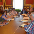 El alcalde y los concejales de Participación Ciudadana y Hacienda, reunidos ayer con la federación Antonio Machado.-E. M.