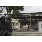 La guardia nacional custodia el edificio del Parlamento de Burkina Faso, ayer, en Uagadugú.-Foto:   REUTERS / JOE PENNEY