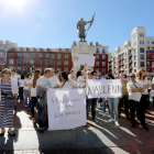 Varios vallisoletanos se concentran frente alAyuntamiento de la ciudad para pedir diálogo en el conflicto de Cataluña.-ICAL