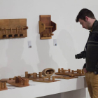 Un visitante observa los elementos de la exposición 'Sonidos de Semana Santa'-Pablo Requejo
