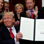 Trump, sonriente, tras firmar una orden ejecutiva contra el Obamacare, el pasado 12 de octubre.-REUTERS / KEVIN LAMARQUE