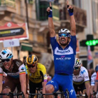 Julian Alaphilippe cruza victorioso la meta de la Milán-San Remo.-AFP / MARCO BERTORELLO